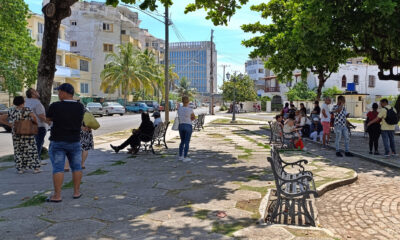 Fotografía de archivo del 16 de julio de 2024 de personas que esperan para ser atendidas por personal de la embajada de los Estados Unidos en La Habana (Cuba).EFE/Ernesto Mastrascusa