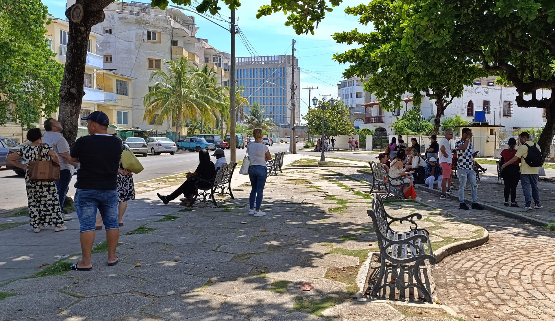 Fotografía de archivo del 16 de julio de 2024 de personas que esperan para ser atendidas por personal de la embajada de los Estados Unidos en La Habana (Cuba).EFE/Ernesto Mastrascusa