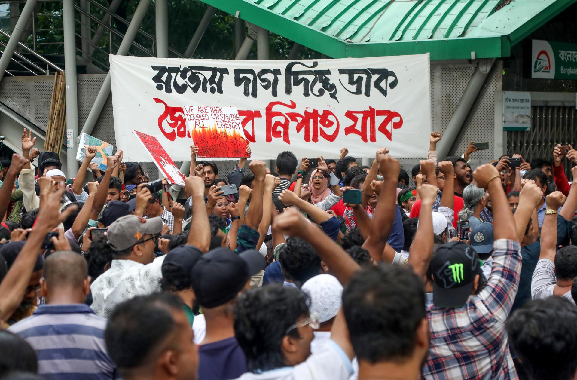 Protestas en Daca de los estudiantes y la sociedad civil contra el Gobierno de Bangladés. EFE/EPA/MONIRUL ALAM