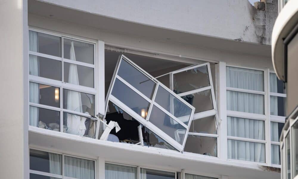 Desperfectos en el hotel Hilton de la ciudad australiana de Cairns, donde en la madrugada del lunes colisionó un helicóptero contra el edificio.
EFE/EPA/BRIAN CASSEY AUSTRALIA AND NEW ZEALAND OUT