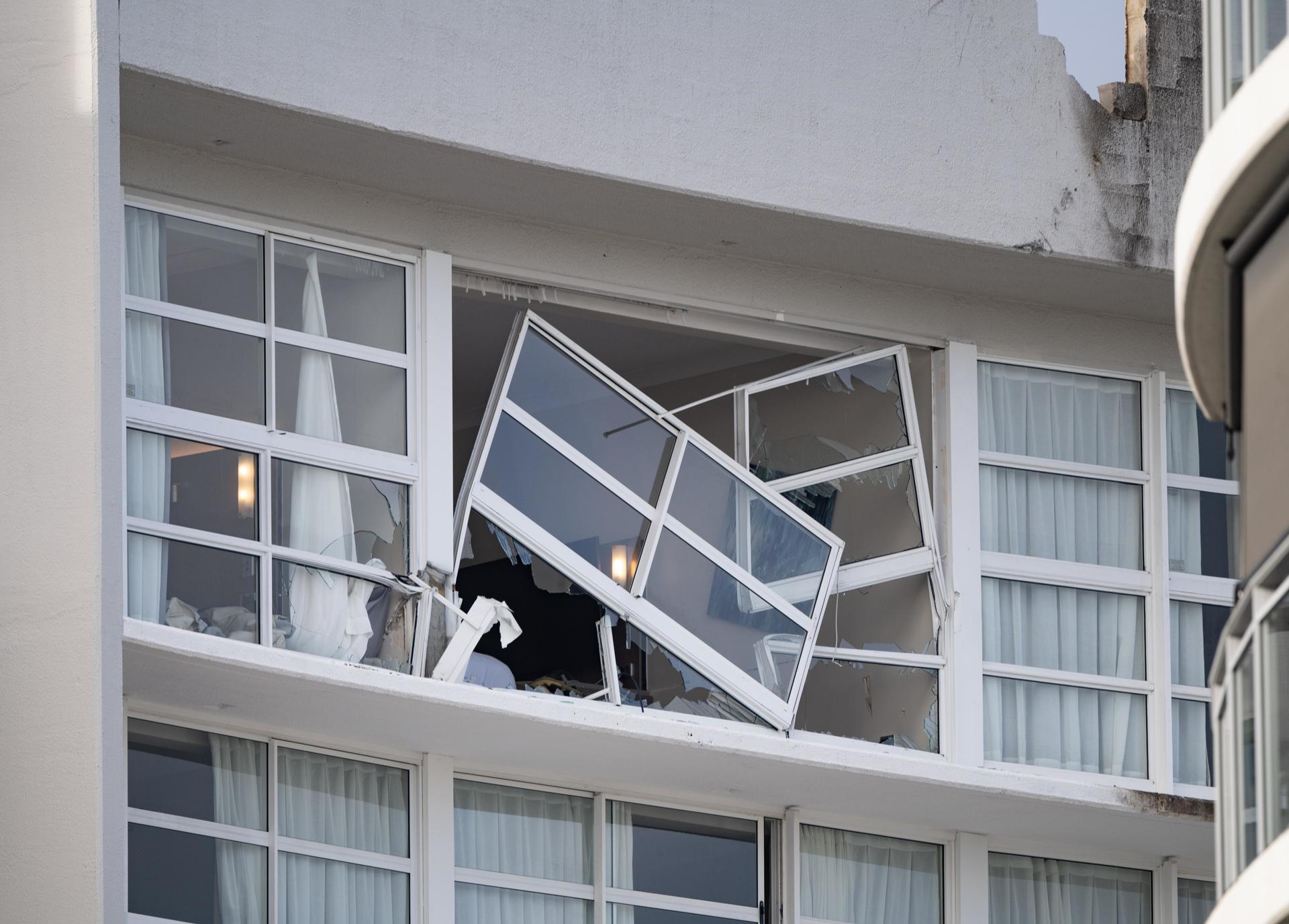 Desperfectos en el hotel Hilton de la ciudad australiana de Cairns, donde en la madrugada del lunes colisionó un helicóptero contra el edificio.
EFE/EPA/BRIAN CASSEY AUSTRALIA AND NEW ZEALAND OUT