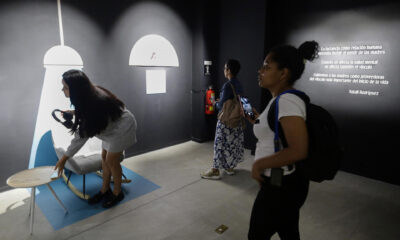 Visitantes recorren una exposición este jueves, en Ciudad de Panamá (Panamá). EFE/ Carlos Lemos