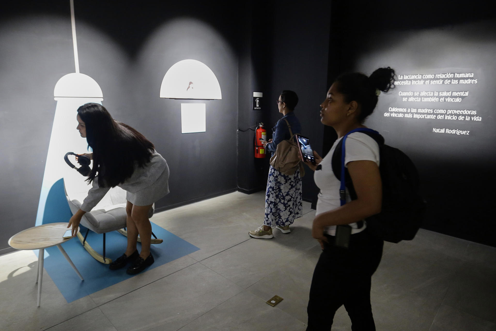 Visitantes recorren una exposición este jueves, en Ciudad de Panamá (Panamá). EFE/ Carlos Lemos