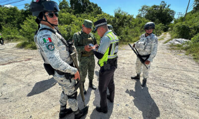 Integrantes de la Guardia Nacional (GN) y del ejército mexicano resguardan la zona donde se localizaron los cuerpos de 4 personas, en el balneario de Cancún (México). EFE/ Alonso Cupul