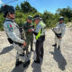 Integrantes de la Guardia Nacional (GN) y del ejército mexicano resguardan la zona donde se localizaron los cuerpos de 4 personas, en el balneario de Cancún (México). EFE/ Alonso Cupul