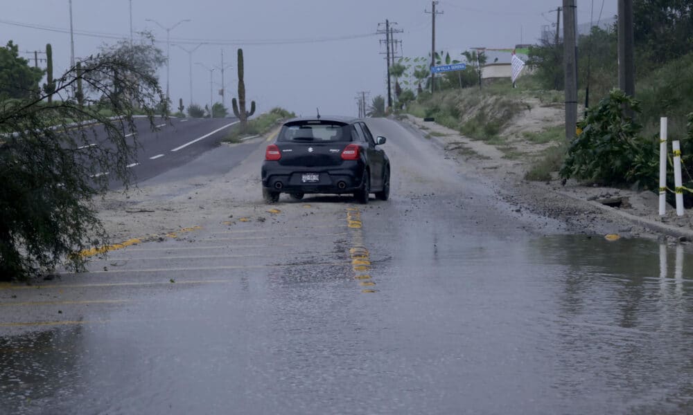 Fotografía de archivo del agua en la carretera por el fuerte oleaje ante la llegada de un huracán en Los Cabos (México). EFE/ Jorge Reyes