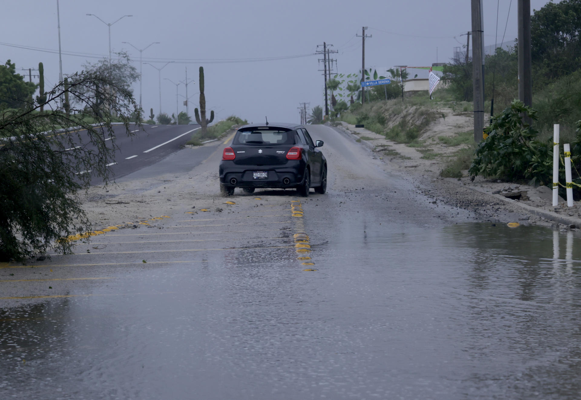 Fotografía de archivo del agua en la carretera por el fuerte oleaje ante la llegada de un huracán en Los Cabos (México). EFE/ Jorge Reyes