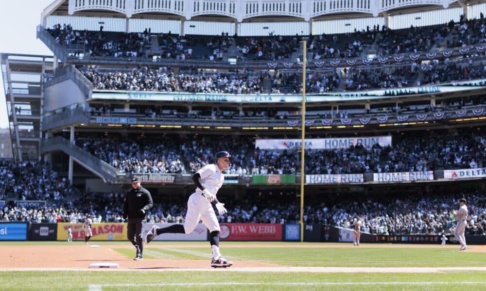 Fotografía de archivo en la que se registró a Aaron Judge (c-i), jardinero y bateador estrella de los Yanquis de Nueva York, tras conectar un jonrón en el Yankee Stadium. EFE/Justin Lane