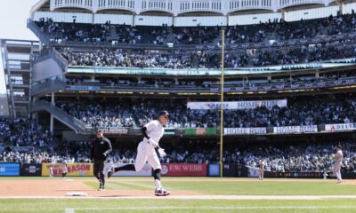 Fotografía de archivo en la que se registró a Aaron Judge (c-i), jardinero y bateador estrella de los Yanquis de Nueva York, tras conectar un jonrón en el Yankee Stadium. EFE/Justin Lane