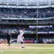 Fotografía de archivo en la que se registró a Aaron Judge (c-i), jardinero y bateador estrella de los Yanquis de Nueva York, tras conectar un jonrón en el Yankee Stadium. EFE/Justin Lane