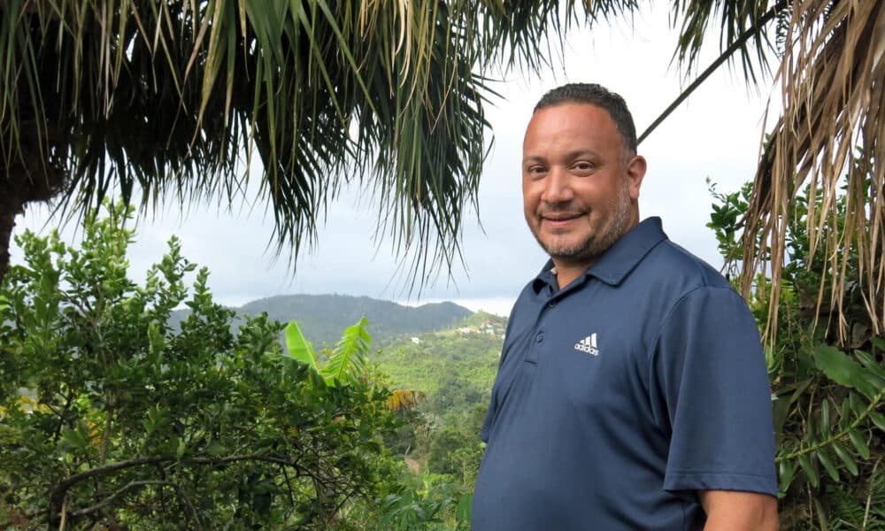 El agrónomo Miguel Antonio Berdiel posa durante una entrevista con EFE este lunes en Adjuntas (Puerto Rico). EFE/ Esther Alaejos