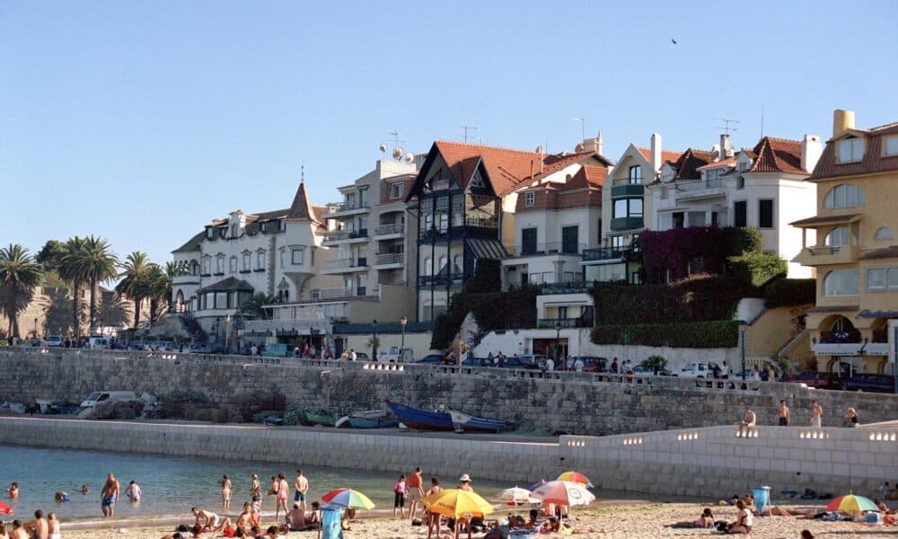 En la imagen de archivo, playa de la Ribera en la bahía de los pescadores de Cascais. EFE/Claudia Munaiz.