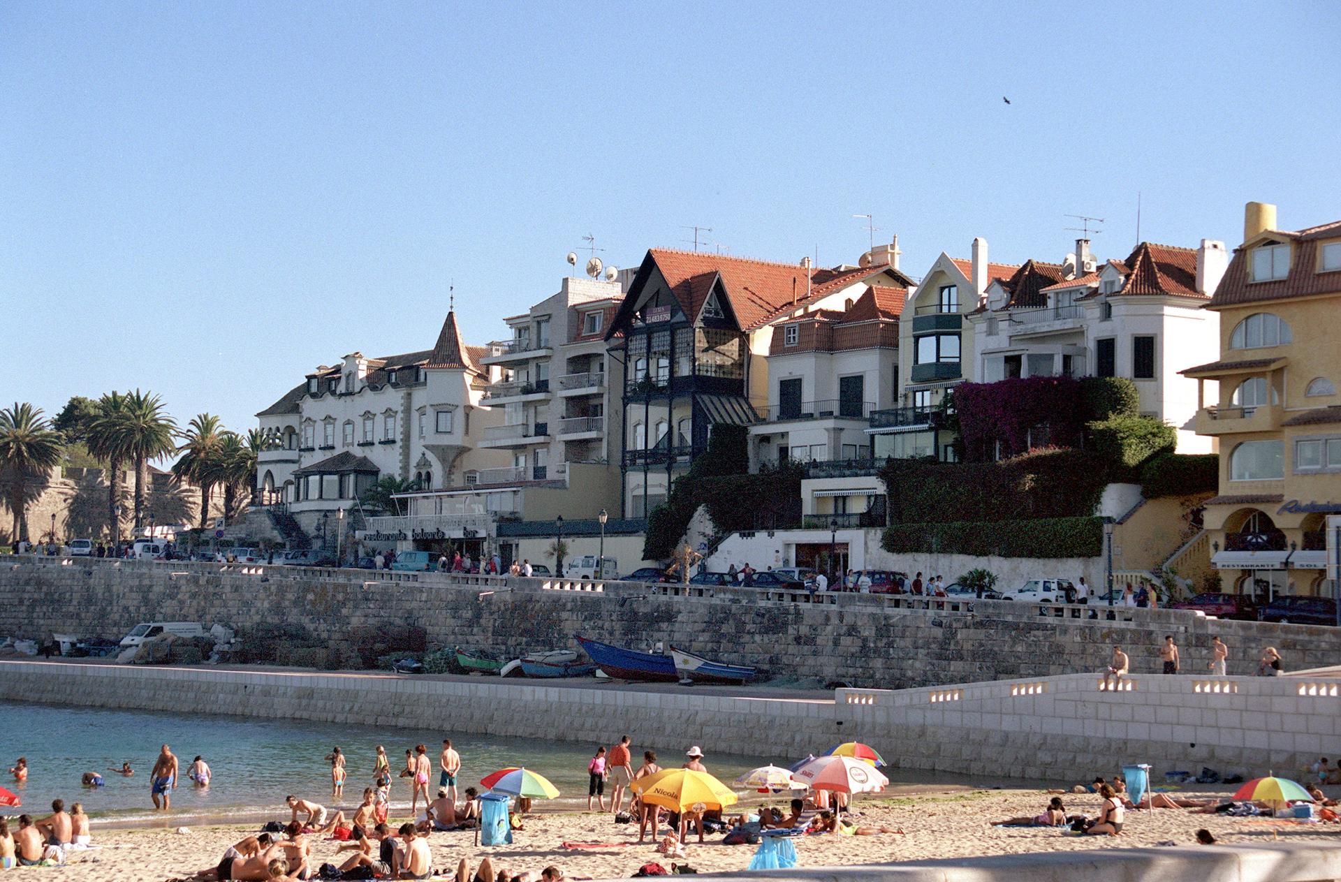 En la imagen de archivo, playa de la Ribera en la bahía de los pescadores de Cascais. EFE/Claudia Munaiz.