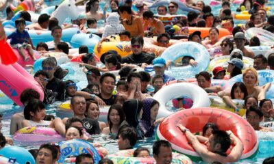 Fotografía de archivo que muestra a bañistas en una piscina del parque de atracciones de Toshimaen, en Tokio, durante una ola de calor en Japón. EFE/ Kimimasa Mayama