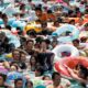 Fotografía de archivo que muestra a bañistas en una piscina del parque de atracciones de Toshimaen, en Tokio, durante una ola de calor en Japón. EFE/ Kimimasa Mayama