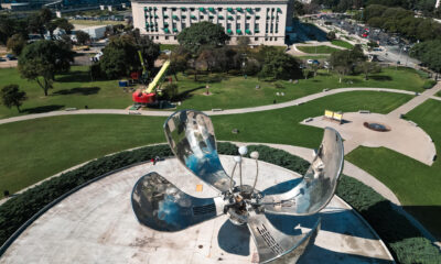 Fotografía de archiivo de una vista aérea de la escultura Floralis Genérica en Buenos Aires (Argentina). EFE/Juan Ignacio Roncoroni