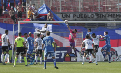 Fernando de Paul (c-d), guardameta de la Universidad de Chile, fue registrado este sábado, 10 de agosto, al atajar un balón disparado por jugadores de Colo Colo, durante un partido del Campeonato Nacional chileno de fútbol, en el Estadio Nacional de Santiago de Chile. EFE/Elvis González