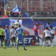 Fernando de Paul (c-d), guardameta de la Universidad de Chile, fue registrado este sábado, 10 de agosto, al atajar un balón disparado por jugadores de Colo Colo, durante un partido del Campeonato Nacional chileno de fútbol, en el Estadio Nacional de Santiago de Chile. EFE/Elvis González