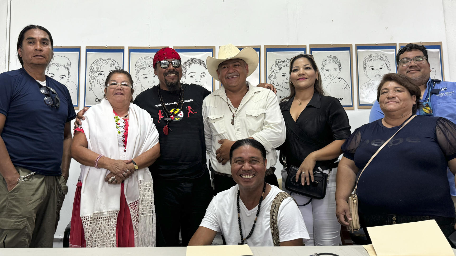 Representantes de los pueblos originarios Yoreme-Mayo, Yaquis, Tohono O’odham, Cucapá y Comca’ac Seri, posan en rueda de prensa en Hermosillo, estado de Sonora (México). EFE/ Daniel Sánchez