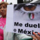 Una mujer sostiene un cartel durante una protesta frente a las instalaciones del Instituto Nacional Electoral (INE) este domingo en Ciudad de México (México). EFE/ Mario Guzmán