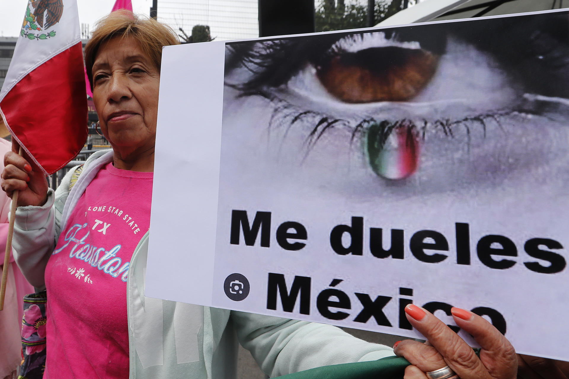 Una mujer sostiene un cartel durante una protesta frente a las instalaciones del Instituto Nacional Electoral (INE) este domingo en Ciudad de México (México). EFE/ Mario Guzmán