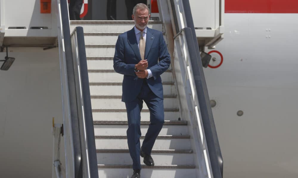 El rey Felipe VI desciende de un avión a su llegada al aeropuerto Las Américas con motivo de la investidura para un segundo mandato del presidente de la República Dominicana LFeliuis Abinader este jueves, en Santo Domingo (República Dominicana). EFE/ Orlando Barria