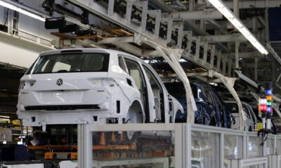 Fotografía de archivo de una línea de producción en una planta ensambladora de vehículos Volkswagen, en el estado de Puebla (México). EFE/Hilda Ríos