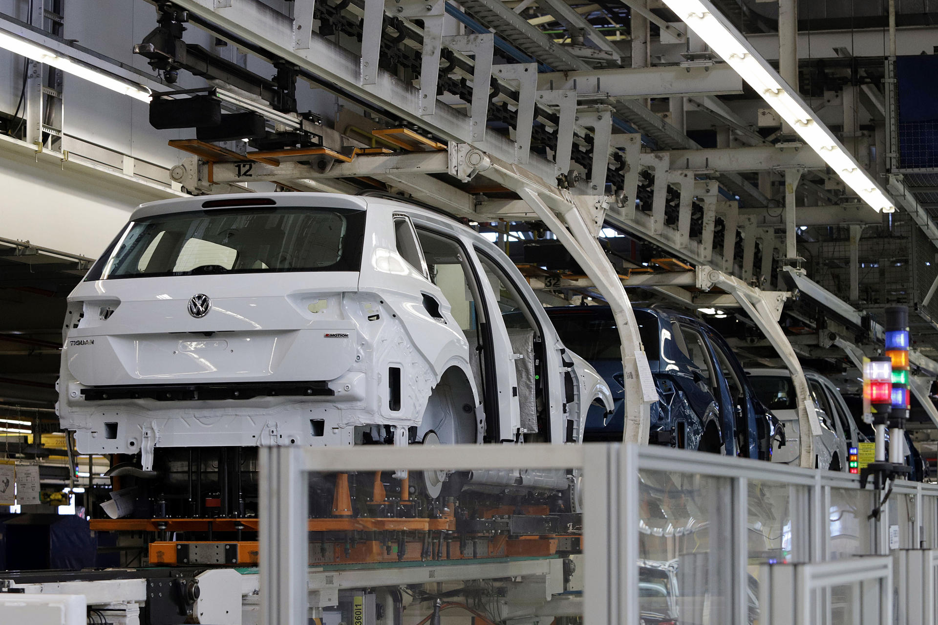 Fotografía de archivo de una línea de producción en una planta ensambladora de vehículos Volkswagen, en el estado de Puebla (México). EFE/Hilda Ríos