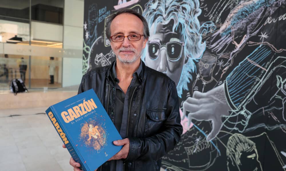 El caricaturista Alfredo Garzón, hermano del periodista y humorista asesinado Jaime Garzón, posa con el libro 'Garzón El duelo imposible' vendido este martes 13 de agosato de 2024 durante un acto conmemorativo en Bogotá (Colombia). EFE/Carlos Ortega