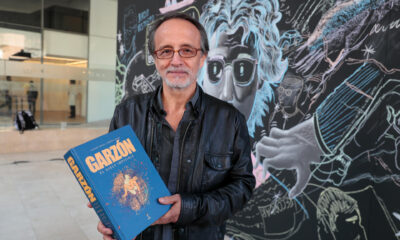 El caricaturista Alfredo Garzón, hermano del periodista y humorista asesinado Jaime Garzón, posa con el libro 'Garzón El duelo imposible' vendido este martes 13 de agosato de 2024 durante un acto conmemorativo en Bogotá (Colombia). EFE/Carlos Ortega