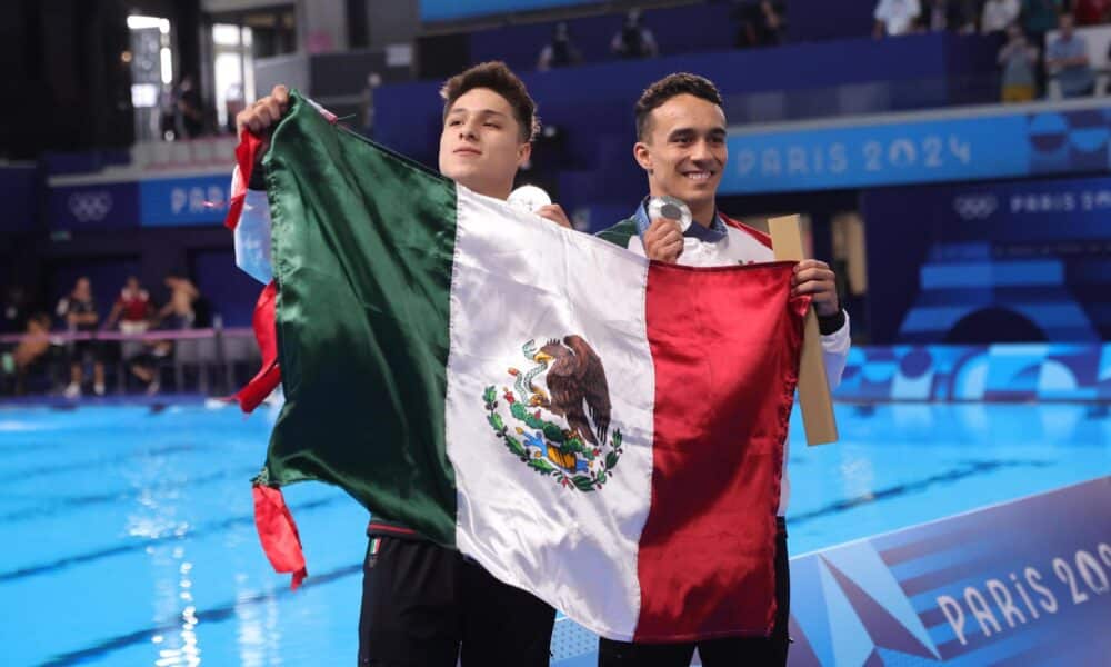 Los mexicanos Osmar Olvera Ibarra y Juan Manuel Celaya Hernandez tras la ganar la medalla de plata. EFE/EPA/TERESA SUAREZ