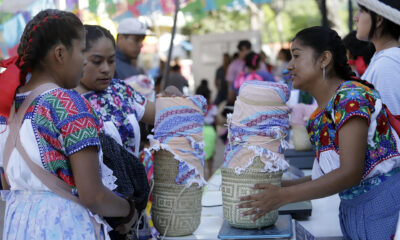 Mujeres coapeñas participan en la tradicional 'Carrera de la Tortilla' este domingo, en el poblado de Santa María Coapan, municipio de Tehuacán, Puebla (México). EFE/ Hilda Ríos