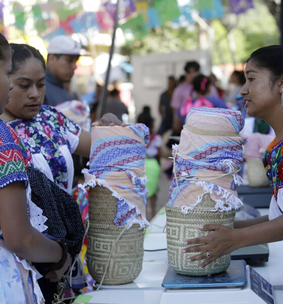 Mujeres coapeñas participan en la tradicional 'Carrera de la Tortilla' este domingo, en el poblado de Santa María Coapan, municipio de Tehuacán, Puebla (México). EFE/ Hilda Ríos