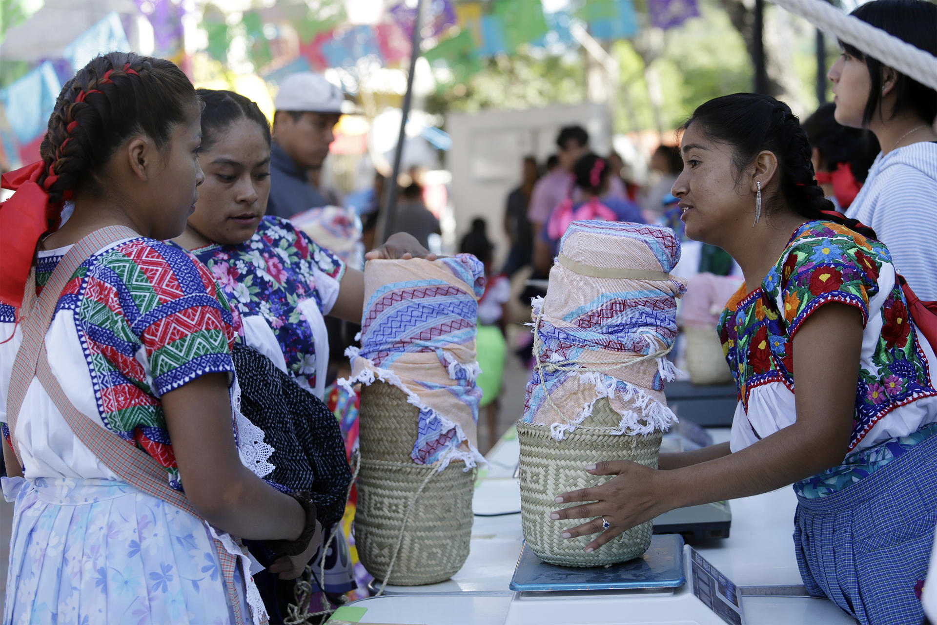 Mujeres coapeñas participan en la tradicional 'Carrera de la Tortilla' este domingo, en el poblado de Santa María Coapan, municipio de Tehuacán, Puebla (México). EFE/ Hilda Ríos