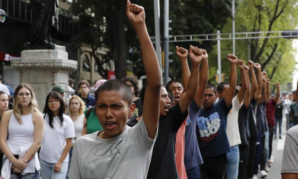 Activistas, familiares y compañeros de los 43 estudiantes desaparecidos de la Escuela Normal "Isidro Burgos" de Ayotzinapa participan en una marcha, este lunes en la Ciudad de México (México). EFE/Mario Guzmán