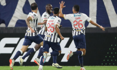 Fotografía de archivo en la que se registró una celebración de jugadores del club peruano de fútbol Alianza celebra, en el estadio Alejandro Villanueva en Lima (Perú). EFE/ Paolo Aguilar