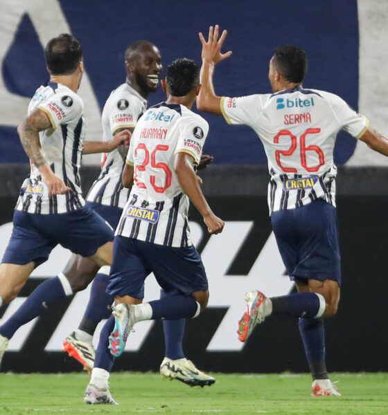 Fotografía de archivo en la que se registró una celebración de jugadores del club peruano de fútbol Alianza celebra, en el estadio Alejandro Villanueva en Lima (Perú). EFE/ Paolo Aguilar