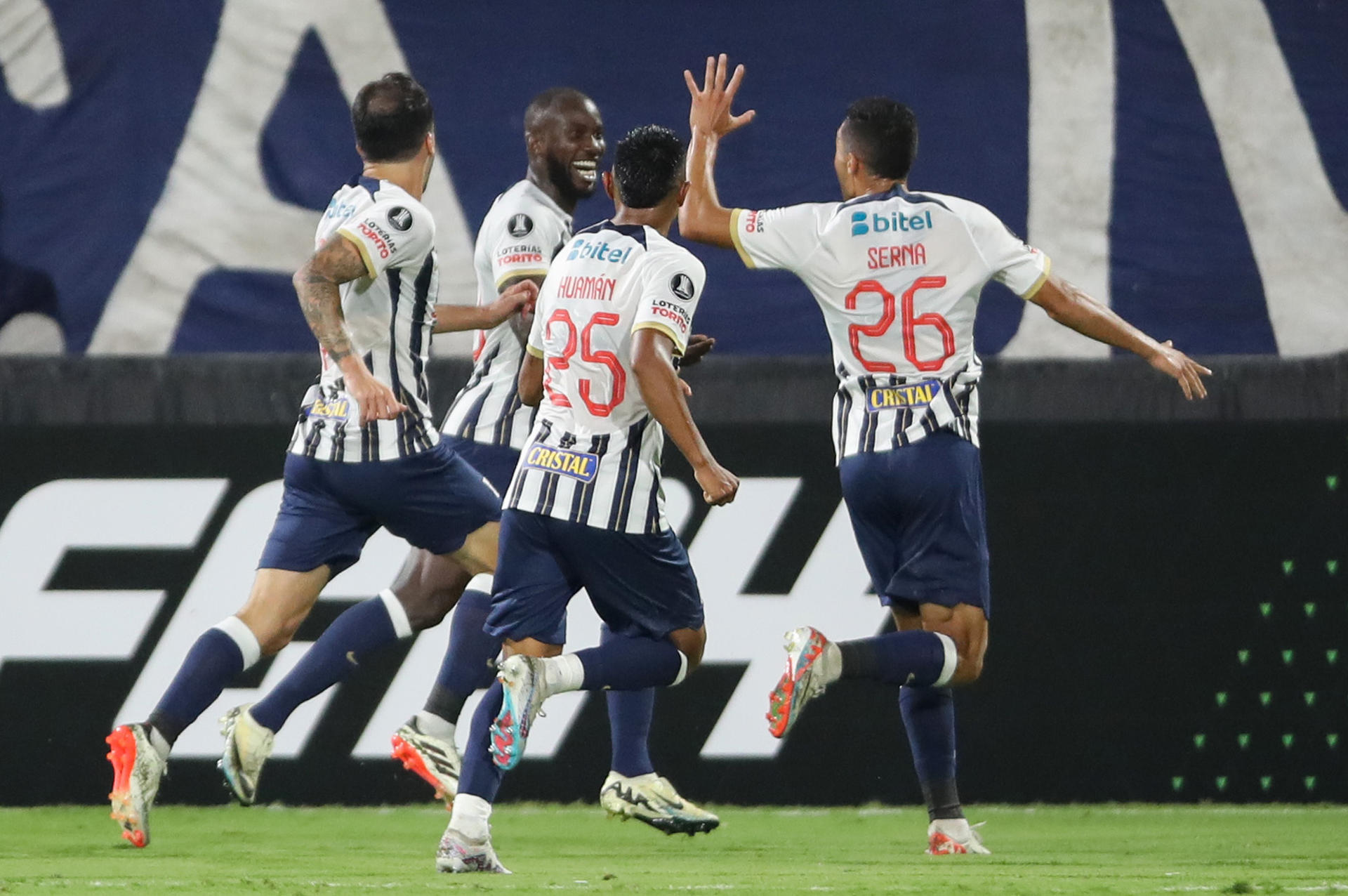 Fotografía de archivo en la que se registró una celebración de jugadores del club peruano de fútbol Alianza celebra, en el estadio Alejandro Villanueva en Lima (Perú). EFE/ Paolo Aguilar