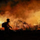 Fotografía de archivo en donde se ve a un bombero mientras trabaja en la extinción de un incendio forestal en Brasil. EFE/ Sebastiao Moreira