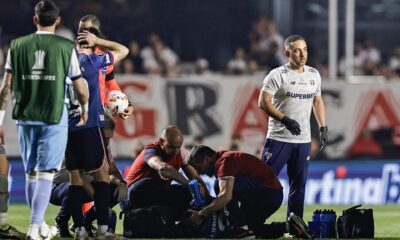 Juan Izquierdo (abajo) de Nacional es atendido por personal de la salud en el partido de vuelta de octavos de final de la Copa Libertadores entre Sao Paulo y Nacional. EFE/Isaac Fontana