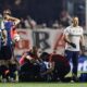 Juan Izquierdo (abajo) de Nacional es atendido por personal de la salud en el partido de vuelta de octavos de final de la Copa Libertadores entre Sao Paulo y Nacional. EFE/Isaac Fontana