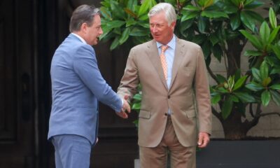 El presidente del partido N-VA, Bart De Wever (izq.), y el rey Felipe de Bélgica después de una reunión en el Palacio Real de Bruselas, Bélgica, el 19 de agosto de 2024, para discutir el informe de la formación del Gobierno belga. EFE/EPA/Olivier Hoslet