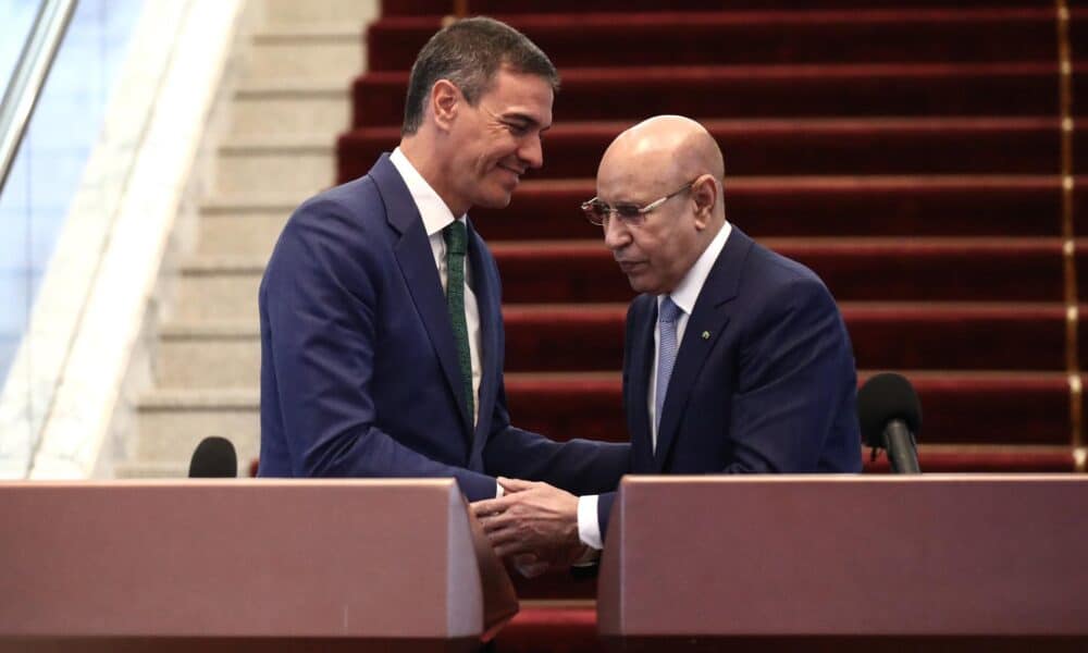 Una fotografía facilitada por el Palacio de la Moncloa muestra al primer ministro español, Pedro Sánchez (izq.), reunido con el presidente de Mauritania, Mohamed Ould Ghazouani (der.), en Nouakchott, Mauritania, el 27 de agosto de 2024 (emitida el 28 de agosto de 2024). Los dos mandatarios firmaron un Memorándum de Entendimiento para desarrollar un modelo migratorio y una declaración de intenciones para fortalecer la colaboración entre ambos países en el área deSeguridad y lucha contra el crimen organizado. Sánchez ha iniciado su gira de tres días por países de África Occidental, Mauritania, Gambia y Senegal para reforzar la cooperación ante la crisis migratoria existente. (España) EFE/EPA/MONCLOA/FERNANDO CALVO/FOLLETO FOLLETO SÓLO USO EDITORIAL/NO VENTAS