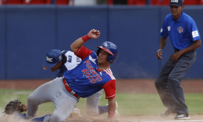 Everth Bermúdez (i), de Costa Rica, fue registrado este miércoles, 7 de agosto, al atrapar en tercera base a Xavier Rivera (d), de Puerto Rico, durante un partido del Premundial U18 de béisbol, en Ciudad de Panamá (Panamá). EFE/Bienvenido Velasco