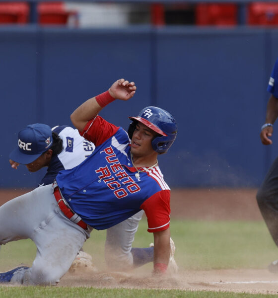 Everth Bermúdez (i), de Costa Rica, fue registrado este miércoles, 7 de agosto, al atrapar en tercera base a Xavier Rivera (d), de Puerto Rico, durante un partido del Premundial U18 de béisbol, en Ciudad de Panamá (Panamá). EFE/Bienvenido Velasco