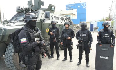 Fotografía de archivo de agentes de policía durante un operativo en Guayaquil (Ecuador). EFE/ Jonathan Miranda