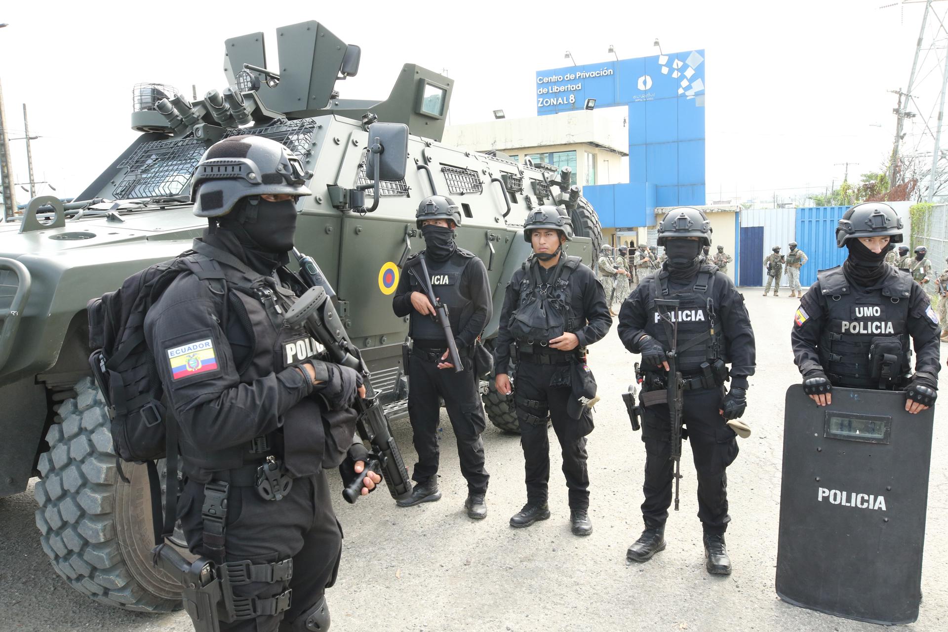 Fotografía de archivo de agentes de policía durante un operativo en Guayaquil (Ecuador). EFE/ Jonathan Miranda