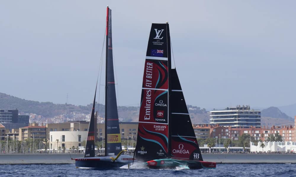 El barco neozelandés Emirates Team New Zealand y el italiano Luna Rossa Prada Pirelli durante los enfrentamientos de la regata preliminar, este domingo en la 37ª Copa del América, una de las ediciones más igualadas de la historia que se disputa en aguas de Barcelona. EFE/ Siu Wu