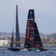 El barco neozelandés Emirates Team New Zealand y el italiano Luna Rossa Prada Pirelli durante los enfrentamientos de la regata preliminar, este domingo en la 37ª Copa del América, una de las ediciones más igualadas de la historia que se disputa en aguas de Barcelona. EFE/ Siu Wu