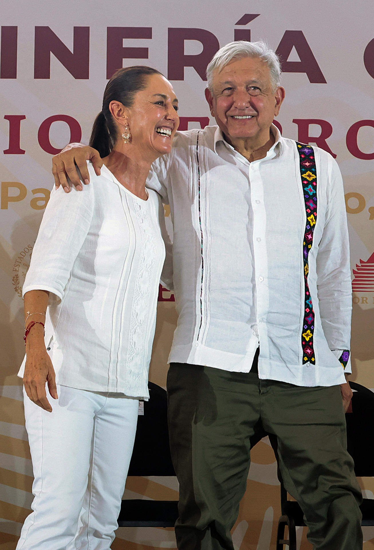 Fotografía cedida por la Presidencia de México, del mandatario mexicano, Andrés Manuel López Obrador (d), y la presidenta electa, Claudia Sheinbaum, durante un acto protocolario, este sábado en el municipio de Paraiso (México). EFE/ Presidencia de México